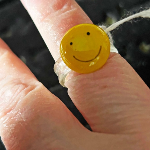 HANDBLOWN GLASS RING, HAPPY FACE, LADIES SIZE 6, CLEAR WITH YELLOW AND BLACK, - Picture 3 of 3